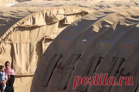 В США возникли проблемы с размещением эвакуированных афганцев. В США возникли проблемы с расселением по стране эвакуированных афганцев. Один из представителей Пентагона рассказал The Wall Street Journal, что из-за бюрократических формальностей, нехватки подходящего жилья и необходимости вакцинации процесс размещения значительно затянулся.