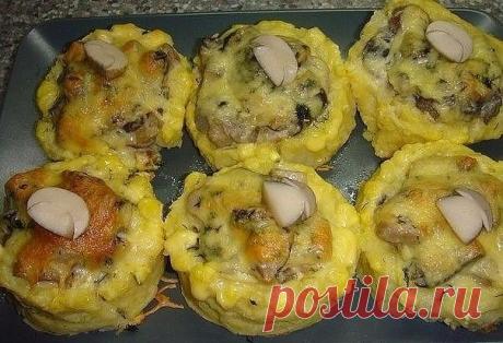 Картофельные лукошки с грибным жульеном. Вкуснотища необыкновенная 
 
Ингредиенты и приготовление
Сварить картофель и размять его с добавлением 1 яйца и 50 гр. молока.
Выложить на противень при помощи кольца из пластиковой бутылки картофельные лукошки.
Приготовить на…