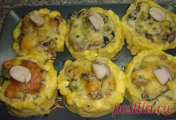 Картофельные лукошки с грибным жульеном. Вкуснотища необыкновенная 
 
Ингредиенты и приготовление
Сварить картофель и размять его с добавлением 1 яйца и 50 гр. молока.
Выложить на противень при помощи кольца из пластиковой бутылки картофельные лукошки.
Приготовить на…