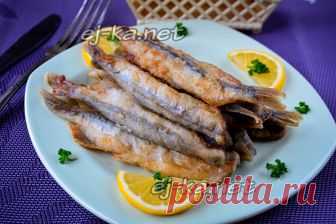 Хрустящая мойва в духовке Мойва – рыба неказистая, маленькая, неприметная, но она имеет достойные вкусовые качества и очень полезна. Рыба не сильно жирная и подходит для диетического меню, поэтому учитывайте все плюсы и готовьте ее с удовольствием. Моей семье очень нравится мойва в духовке. Получается она с хрустящей корочкой, аппетитной и вкусной. Мои пошаговые фото помогут вам повторить рецепт дома. По цене мойва очень доступная и продаётся круглый год. Чаще всего она пр...