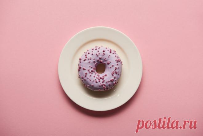 Почему при отказе от сладкого не стоит говорить себе «нет, нельзя», чем лучше всего заменить торты, пирожные и шоколадки, и сколько времени в среднем требуется, чтобы избавиться от сахарной зависимости, рассказывает врач-диетолог Марина Копытько.