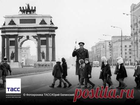 Facebook
#АрхивТАСС: сотрудник милиции помогает группе детей перейти Кутузовский проспект по пешеходному переходу. Москва, 1968 год