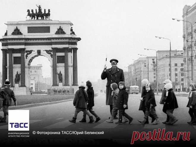 Facebook
#АрхивТАСС: сотрудник милиции помогает группе детей перейти Кутузовский проспект по пешеходному переходу. Москва, 1968 год
