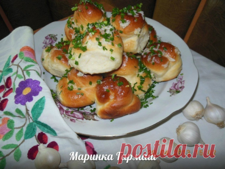 ПАМПУШКИ
Автор - Маринка Гармаш
автор Марина Гармаш

Ингредиенты:

250 мл молока
1 ч.л сахара
1 ч.л соли
1 ч.л сухих дрожжей
2,5-стакана муки(200мл)
2 ст.л растительного масла+1 ст.л в конце замеса

1)Теплое молоко+сахар+дрожжи-дать 5-7 минут на поднятие шапочки.

2)Соль+растительное масло+молоко(с дрожжами и сахаром)+мука (по одному стакану) просеять!!!

3)Замесить тесто, накрыть дать 1,5-2 часа подойти.

4)Сформировать булочки, в руках я раскатала жгут и обкрутила во кру...