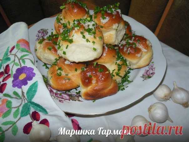 ПАМПУШКИ
Автор - Маринка Гармаш
автор Марина Гармаш

Ингредиенты:

250 мл молока
1 ч.л сахара
1 ч.л соли
1 ч.л сухих дрожжей
2,5-стакана муки(200мл)
2 ст.л растительного масла+1 ст.л в конце замеса

1)Теплое молоко+сахар+дрожжи-дать 5-7 минут на поднятие шапочки.

2)Соль+растительное масло+молоко(с дрожжами и сахаром)+мука (по одному стакану) просеять!!!

3)Замесить тесто, накрыть дать 1,5-2 часа подойти.

4)Сформировать булочки, в руках я раскатала жгут и обкрутила во кру...