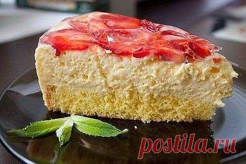 ТОРТ С КЛУБНИКОЙ И МАСКАРПОНЕ
Попробовав раз, делаю его теперь каждые выходные и буду делать, пока клубника не кончится. Просто нежнейший тортик. Сохрани, чтоб не потерять 📌
☑Для бисквита:
3 яйца
150 г сахара
140 г муки
☑Для крема:
500 г маскарпоне (Альметте или другой сливочный сыр)
4 яйца
80 г сахарной пудры
щепотка соли
1,5 ст.л. желатина
☑Для верха:
150-200 г клубники
пакетик желе для торта (я брала прозрачное)
разъемная форма 23-26 см
☑Приготовление:
Готовим тесто для бисквита - от