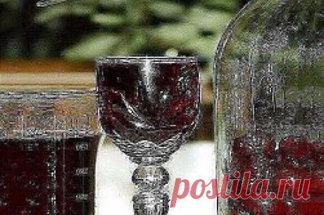 РЕЦЕПТЫ ДОМАШНИХ ЛИКЁРОВ 
АРОМАТНЫЙ КЛУБНИЧНЫЙ ЛИКЕР С ЕЛЕ УЛОВИМОЙ НОТКОЙ ЛИМОНА 
Вам понадобиться: 0,5 кг спелой, сладкой клубники; 0,5 л водки или спирта, разведенного до 40-45%; 250-300 г сахара; ВЅ часть большенького лимона; 200 мл отстоянной воды. 
Приготовление следующее: - Клубнику промываем, удаляем плодоножки и режем пополам (если ягоды крупные, то можно и на четвертинки). - Засыпаем клубнику в литровую банку и заливаем её водкой. При этом важно, чтобы все ягоды были покрыты водкой.