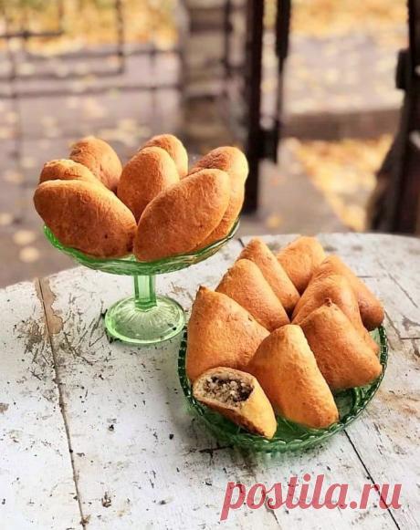 Маленькие закусочные пирожки с мясной начинкой