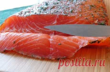 Семга "Гравлакс"
Делать эту вкуснятину следует заранее, но результат того стоит!
Ингредиенты:
Филе семги (на коже) — 1 кг
Мелкая соль — 4 ст. л.
Сахар — 4 ст. л.
Черный молотый перец — 4 ст. л.
Свежий укроп — по вкусу
Сушеный укроп – по вкусу
Приготовление:
1. Смешайте соль, сахар и перец. Разрежьте филе семги пополам. Обваляйте рыбу в смеси специй со всех сторон.
2. Мелко нарежьте зелень. Посыпьте рыбу смесью свежего и сухого укропа. Сложите ломтики стопочкой и заверните в пищевую пленку.