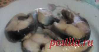 Сельдь в собственном соку Автор рецепта Люда Калашникова Сельдь в собственном соку - пошаговый рецепт с фото. Этот рецепт я нашла много лет назад в какой-то газете. Пару лет назад потеряла. Перекопала весь интернет, но так и не нашла ничего похожего. Может, плохо искала )) Хорошо, что с мамой делилась, взяла у нее. Хотя готовится селедочка с добавлением воды, по вкусу она тов-в-точь, как консервы с аналогичным названием