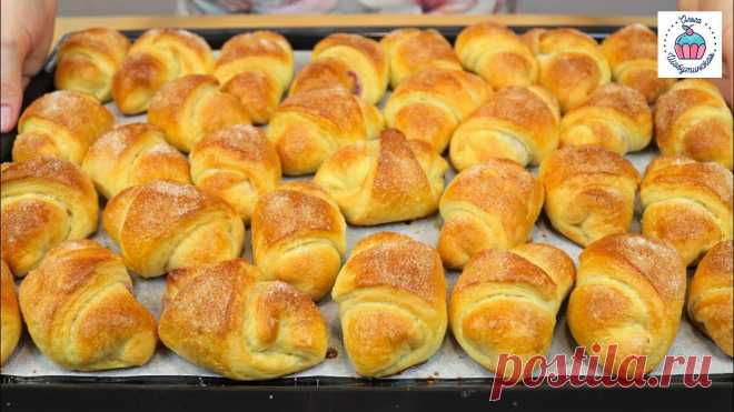 Рогалики из теста, которое бродит в воде! Это волшебство! Рогалики получаются слоёные как мини круассаны ( 32 шт)
Сдобное тесто:
420 гр. муки (+ 30...60 гр. для мокрого теста)
2 яйца
80 мл. молока
2 ст. л. сметаны 20 %
120 гр. сливочного масла
50 гр. сахара
8 гр. ванильного сахара
20 гр. прессованных дрожжей или 7 гр. сухих
1/3 ч.л. соли