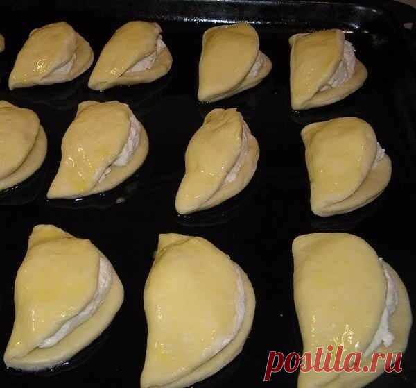 Сочники

Вот воскресным вечерком решила сделать что-нибудь вкусненькое и побаловать домашних. Выбор пал на сочники. Ну люблю я их и все тут
Делается все просто на раз-два ;)

Ингредиенты:

Для теста:
●мука — примерно 4 стакана
●маргарин — 150гр
●яйца — 2 шт (если крупное, то и одно можно)
●сахар — 4ст.ложки
●соль — 1/2 ч.л.
●сметана 25% — 6 ст.л.
●разрыхлитель для теста — 1/2 ч.л. (можно заменить гашеной содой)
Для начинки:
●Творог — 0,5кг
●Сахар — 3 ст.л.
●Яйцо — 1шт
●Мук...
