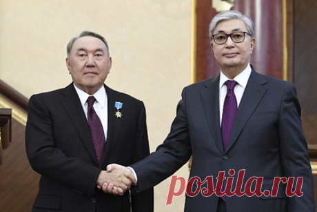 Назарбаев призвал казахстанцев сплотиться вокруг Токаева. Первый президент Казахстана Нурсултан Назарбаев в ходе расширенного заседания политсовета партии «Нур Отан» заявил, что граждане страны должны сплотиться вокруг курса действующего главы государства Касым-Жомарта Токаева. По его словам, его преемник реализует в республике комплекс политических и экономических реформ.