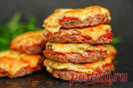 Котлеты больше не жарю! Готовлю такую вкуснятину из фарша в духовке!
Сегодня я буду готовить вкусное блюдо из фарша в духовке.

Ингредиенты:
 Фарш – 500 г
 Лук – 1 шт.
 Хлеб – 3 кусочка
 Молоко – 150 г (можно заменить водой)
 Соль – 0,5 ч.л. с горкой (по вкусу)
 Черный молотый перец – по вкусу

Начинка:
 Кетчуп – 3 ст.л.
 Маринованный огурец – 1 шт.
 Лук – 1 шт. (небольшая; замариновать в 1 ч.л. уксуса, 0,5 ч.л. сахара, щепотка соли)
 Сыр – 120 г

Приготовление:
1. Начнем ...