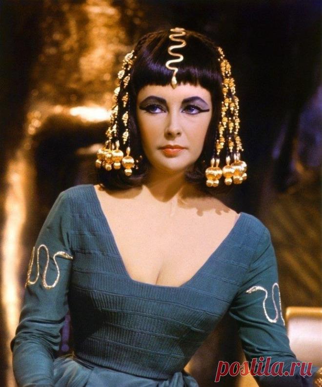 Valeri Denisov
Альбом: ЛЮБИМЫЕ АРТИСТЫ
В 10 лет уже снималась, в 17 - влюбила в себя первого миллионера. Газеты писали: «У Тейлор родился восьмой внук, и она восьмой раз выходит замуж».