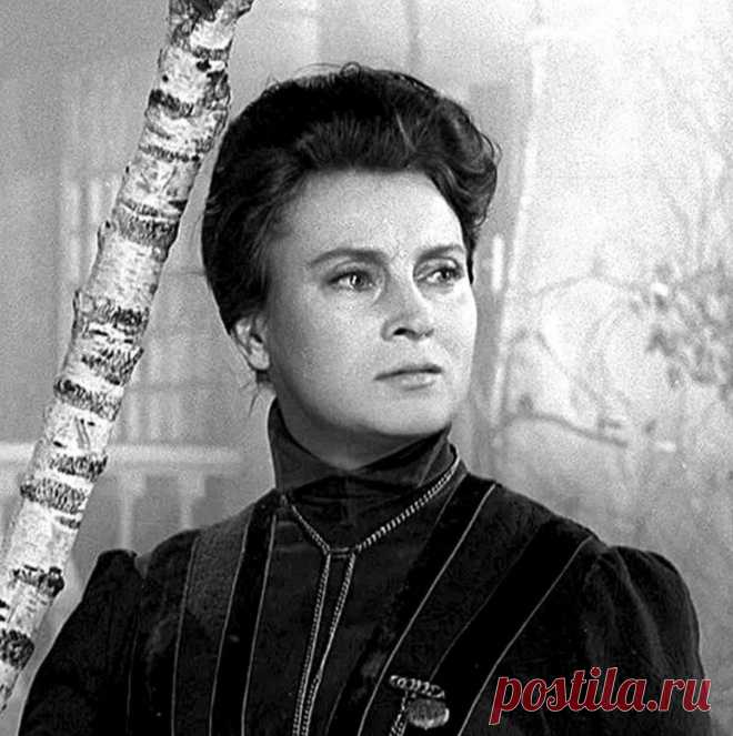 Любовь Соколова, 31 июля, 1921
 • 6 июня 2001