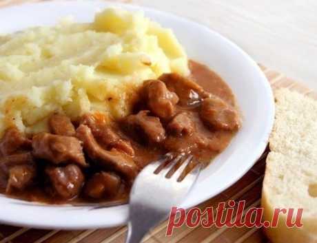 Гуляш с подливкой и картофельным пюре как в садике