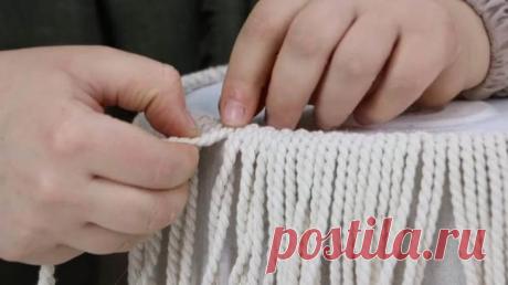 Декор пластикового ведра шнуром У ведёрка канцелярским ножом отрежьте боковые бортики и ручки. Вокруг оклейте любой тканью. Возьмите шнур (можно использовать специальный, для макраме) и нарежьте его на отрезки в 2 раза выше высоты в...