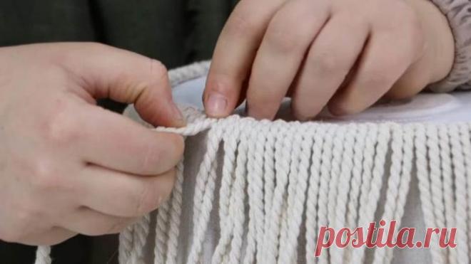 Декор пластикового ведра шнуром У ведёрка канцелярским ножом отрежьте боковые бортики и ручки. Вокруг оклейте любой тканью. Возьмите шнур (можно использовать специальный, для макраме) и нарежьте его на отрезки в 2 раза выше высоты в...