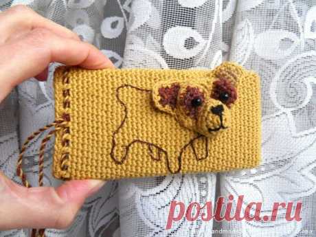 Вязаный чехол для телефона "Объёмная собака". Автор: Чепикова Елена 
https://handmade39.ru/2012/06/06/obyomnaya-sobaka/