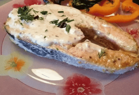 Горбуша во вкуснейшем сметанно-чесночном соусе.