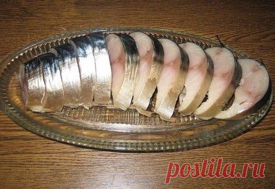 Предлагаю самый удачный рецепт солёной скумбрии, от которой все будут в полном восторге.
ПОТРЯСАЮЩАЯ СОЛЕНАЯ СКУМБРИЯ
Ингредиенты
- Соль – 5 ст.л. без верха
- Сахар – 2 ст.л.
- Чай чёрный без добавок — 3 ст.л.
- Лук – 1 шт.
- Вода – 1 л
Готовим просто:
1. Маринад
В кастрюлю набираем воду, добавляем соль, сахар, нарезанный лук, чай чёрный. Чая можно взять и больше, всё зависит от его качества. Он, во-первых, цвет рыбе придаёт копчёный, а во-вторых, дубильные вещества делают её плотной и крас