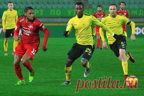 Чернокожий футболист-россиянин рассказал о совете отца при переезде в Москву. Чернокожий полузащитник немецкого «Ганновера» Гаэль Ондуа рассказал о совете отца при переезде в Москву. «Папа говорил, что, вопреки стереотипам, никто не обращал внимания на его цвет кожи. И повторял: &quot;Если ты хороший человек, люди в России станут тебе настоящими друзьями&quot;», — заявил он.