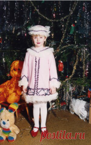Друзья, наши коллеги продолжают делиться своими новогодними воспоминаниями:искренними и яркими, таинственными и весёлыми))) Сегодня Вика Адрианова, менеджер по ключевым клиентам рассказала свою историю: "В детском саду меня все время назначали Снегурочкой. И вот однажды, когда мне было 5 лет (на фото как раз запечатлен тот день), произошёл казус: во время выступления перед детьми и их родителями я забыла текст. Просто стою, смотрю на Деда Мороза и хоть убей не помню, что там дальше. Но,…