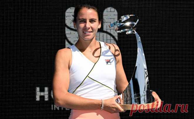Дочь американского миллиардера выиграла первый в карьере турнир WTA. Эмма Наварро в финале в австралийском Хобарте обыграла бельгийку Элизе Мертенс. 22-летняя американская теннисистка сейчас занимает 31-е место в рейтинге WTA