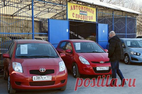 В России станут чаще продавать автомобили на аукционах. В 2023 году продажи подержанных легковых автомобилей через онлайн-аукционы вырастут примерно в полтора раза. Представители аукционных площадок объясняют это дефицитом автомобилей, обещаниями властей отменить НДС при перепродаже автомобилей с пробегом между юрлицами и сокращением программ trade-in.