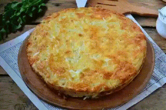 и чесноком 
Такой картофельной запеканкой можно легко накормить всю семью. Она может служить и просто гарниром, но мы используем её как самостоятельное блюдо. Для того, чтобы приготовить 4 порции запеканки, понадобятся следующие ингредиенты: 
6 средних картофелин 
2 яйца 
2 зубчика чеснока 
3-4 ст. ложки майонеза 
100 г сыра 
1 ст. ложка сушеного укропа (или другой зелени, которая вам по душе) 
соль, перец – по вкусу 
*Все ингредиенты я обычно кладу «на гла