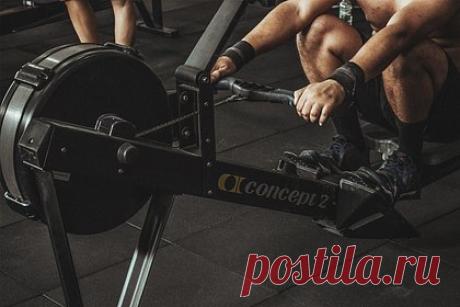 Состоящий в отношениях мужчина пожаловался на приставания в спортзале. Эксперты по отношениям дали совет молодому мужчине, пожаловавшемуся на назойливое женское внимание. Он признался, что, имея любимую девушку, не желает знакомиться с другими женщинами. Ему посоветовали не терпеть, а прямо дать понять, что внимание посторонних ему неинтересно.