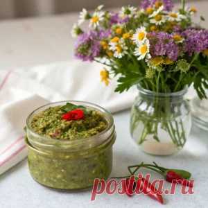 Песто из баклажана — это соус, который всегда можно адаптировать под свой вкус и образ жизни. Если ты предпочитаешь лёгкие и полезные блюда, то тебе подойдёт диетический вариант без сыра и орехов: он нежный, свежий и низкокалорийный, но при этом яркий по вкусу. А для тех, кто любит пикантные акценты, создан острый песто с добавлением чили: насыщенный, слегка дымный и бодрящий.
