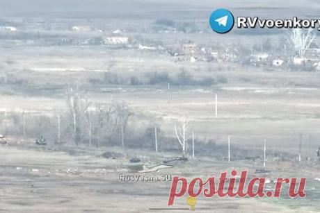 Военкоры показали «дорогу смерти» у Работино. Военкоры показали так называемую «дорогу смерти» у Работино в Запорожской области, усеянную грудами сожженной западной бронетехники, переданной Киеву. Отмечается, что в ходе продолжающегося несколько месяцев этапа наступления только лишь между Работино и Новопокровкой ВСУ потеряли огромное количество техники.