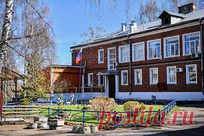 В России допустили отказ от детских домов. В России в будущем будет возможным отказ от детских домов. Эту возможность допустил замглавы Минпросвещения Денис Грибов. Замминистра отметил, что опыт и практика воспитания детей в приемных семьях «доказывает свою эффективность и большую гуманность», и рано или поздно отказ от детских домов будет реалистичным.