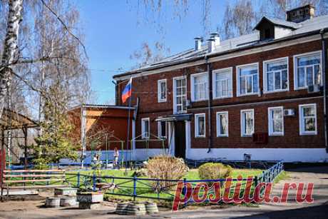 В России допустили отказ от детских домов. В России в будущем будет возможным отказ от детских домов. Эту возможность допустил замглавы Минпросвещения Денис Грибов. Замминистра отметил, что опыт и практика воспитания детей в приемных семьях «доказывает свою эффективность и большую гуманность», и рано или поздно отказ от детских домов будет реалистичным.