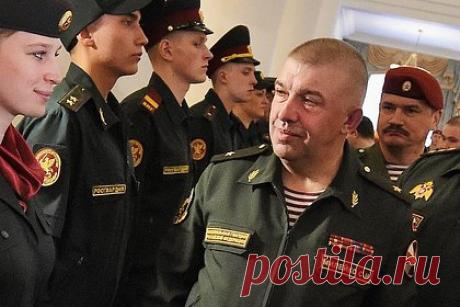 Осужденный за аферу бывший генерал Росгвардии лишился работы в колонии. Бывший замдиректора Росгвардии и экс-генерал Сергей Милейко лишился должности начальника в швейном цехе ИК-5, расположенной в Кирово-Чепецке. Бывший силовик, осужденный за аферу с нежилым помещением, где жена Милейко открыла салон красоты, был этапирован для отбытия наказания в колонию общего режима.