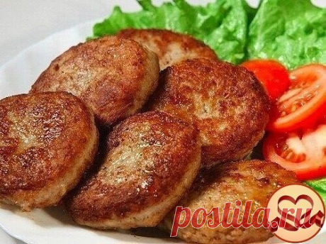 Вкуснейшие котлеты!
-Фарш из индейки или курицы (я готовлю из индейки) - 800 граммов;
-Манная крупа - 4 столовые ложки;
-Сметана - 2 столовые ложки;
-Яйцо - 1 штука;
-Петрушка, укроп - 3-4 былинки;
-Сахарный песок - 2 чайные ложки;
-Горчица - 2 чайные ложки;
-Соль, специи - по вкусу.
Фарш, манку, сметану, яйцо, горчицу, сахар, соль и специи кладем в одну миску. Мелко-мелко режем зелень, добавляем туда же и тщательно перемешиваем.
Фарш в итоге получается жидковатый, такой, что хорошо брать ложк