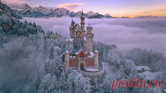 Скачать обои зима, лес, горы, туман, замок, Германия, Бавария, Germany, Bavaria, Neuschwanstein Castle, Bavarian Alps, Баварские Альпы, Замок Нойшванштайн, Schwangau, Швангау, раздел пейзажи в разрешении 1920x1080