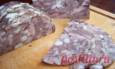 ЗЕЛЬЦ.
ИНГРЕДИЕНТЫ:
1 свиная рулька
3 куриные грудки
лавровый лист
2 головки чеснока
орегано
соль
перец
ПРИГОТОВЛЕНИЕ:
Мясо тщательно вымойте. Рульку положите в кастрюлю, залейте водой и варите 3 часа с момента закипания. За час до готовности добавьте курятину и лаврушку.
Затем выньте мясо, пока оно теплое, отделите от костей, разберите руками на небольшие волокна, кожицу порвите руками на небольшие кусочки.
Приправте орегано, давленым чесноком, солью и перцем по вкусу. Сложите мясо в марлев