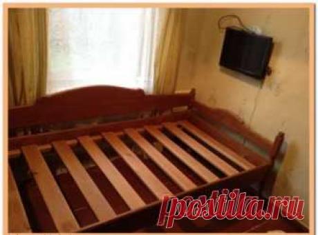 Кровать из дерева своими руками В этой статье рассмотрим, как мастер-самодельщик изготовил кровать. В качестве материала были использованы доски по 20 мм. Итак, мастер купил на ближайшей пилораме необходимый материал — несколько досок из сосны. Перед постройкой сушил эти доски дня четыре, после принялся к созданию новой