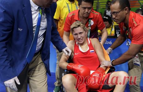 Анастасия Белякова. © AP Photo/Frank Franklin II. РИО-ДЕ-ЖАНЕЙРО, 17 августа. /ТАСС/. А.  Белякова уступила техническим нокаутом в полуфинале олимп.  турнира в весовой категории до 60 кг француженке Эстель Мосли и завоевала бронз. медаль. В 1-м раунде она получила травму, после чего ее увезли с арены на коляске. Согл. реглам., в олимп.турнире по боксу бронз. медали получают проигравшие полуфиналисты. |  ТАСС: Спорт - Анастасия Белякова стала обладательницей бронзы олимпийского турнира по боксу