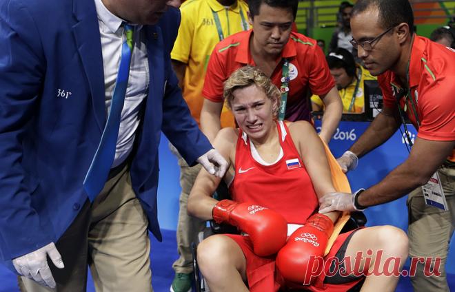 Анастасия Белякова. © AP Photo/Frank Franklin II. РИО-ДЕ-ЖАНЕЙРО, 17 августа. /ТАСС/. А.  Белякова уступила техническим нокаутом в полуфинале олимп.  турнира в весовой категории до 60 кг француженке Эстель Мосли и завоевала бронз. медаль. В 1-м раунде она получила травму, после чего ее увезли с арены на коляске. Согл. реглам., в олимп.турнире по боксу бронз. медали получают проигравшие полуфиналисты. |  ТАСС: Спорт - Анастасия Белякова стала обладательницей бронзы олимпийского турнира по боксу