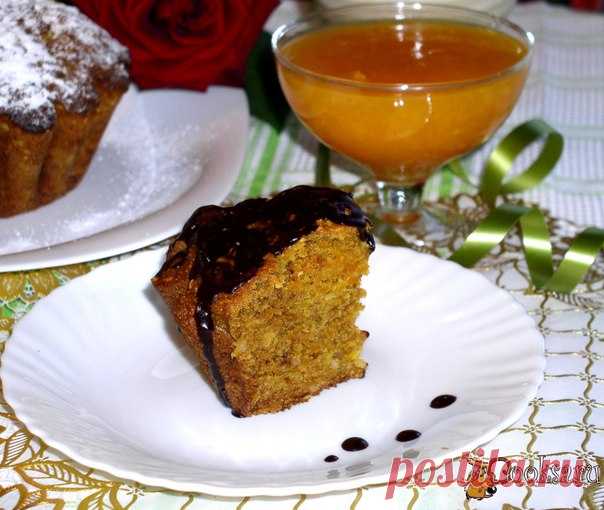 Кекс «Carrot Cake» (для поста) Хочу предложить для постного меню еще один сладкий рецепт без молочных продуктов и яиц. Этот вкусный морковный кекс можно испечь в виде пирога, разрезать вдоль и смазать кремом (например, шоколадно-банановым!). А можно посыпать сахарной пудрой или полить шоколадной глазурью. Лучше выдержать этот кекс (пирог), в холодильнике день-другой, тогда он получится ещё более вкусным.