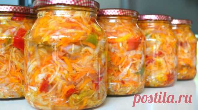 Салат с хрустинкой Есть у меня рецепт очень вкусного овощного салата, который заготавливается на зиму. Хотя я не отношусь к любителям консервированных салатов, но это блюдо из тех, которые зимой отличаются необычайно пикантным вкусом и необыкновенной свежестью. Главное - не передержать по времени при стерилизации, чтобы он не стал вареным, а овощи сохранили легкую хрустинку и витамины. Ингредиенты: огурцы - 1 кг; помидоры - 1 кг; капуста белокочанная - 250 г; лук репчатый ...