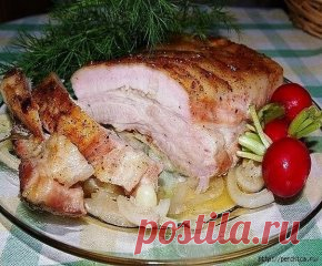 СУПЕР ГРУДИНКА - ПАЛЬЧИКИ ОБЛИЖЕШЬ!!!
Ингредиенты
1,5 кг грудинки;
4 шт лука репчатого;
1 головка чеснока;
соль, перец, лавровый лист;
1/2 стакана газированной воды.
Приготовление:
Шкурка на моих кусочках была тонкая, но следуя советам оригинального рецепта, я ее сняла.Грудинку нарежем крупными ломтями (не до конца).Натираем солью, перцем, добавила для жгучести еще и кайенского. В разрезы вставила крупно порезанный чеснок, помяла полукольца лука и обложила мясо, присыпала измельченным лавров