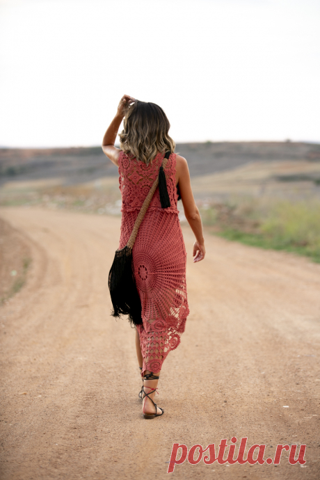 "Crochet" Muchas veces me habéis visto con prendas de croché y es que el ganchillo es uno de los géneros que más me gustan. Este vestido asimétrico de croché es elegante y atemporal. Además, el tono caldera es el color de la temporada, sin ninguna duda. Si queréis, podéis adaptarlo a un estilo más hippy con c