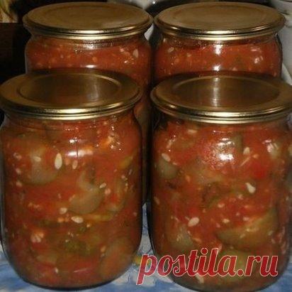Огурцы в заливке.
2 кг помидор,
2 головки чеснока,
300гр болгарского перца,
Все это прокрутить через мясорубку, добавить 150 гр сахара, 2 ст.ложки соли, 1 стакан раст.масла. 
Поставить варить,после закипания варить 10 мин.
Через 10 мин добавить 3 кг огурцов нарезанные кольцами и еще варить 10 мин, затем добавить 1 ст.ложку уксусной эссенции(70%ной) и варить еще 5 мин.
Разложить в банки и закатать.