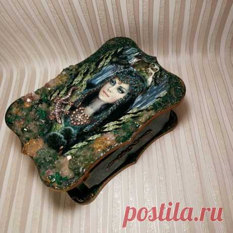 "Хозяйка медной горы",в работе использованны распечатка, натуральные камни ,стразы, филлиграни,декор.паста.Сделаю на заказ.