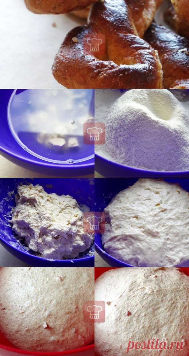 Немецкие тыквенные булочки с ветчиной | Кулинарный журнал Stay Delicious
белая пшеничная мука - 450 г
пшеничная цельнозерновая мука - 100 г
ржаная цельнозерновая мука - 50 г
вода - 300–350 г
негустое тыквенное пюре - 150 г
растительное масло - 70 г
свежие дрожжи - 15 г (или 5 г сухих)
сахар - 3 ст. л.
соль - 1,5 ст. л.
сырокопчённая ветчина - 100 г
крупная морская соль - для посыпки
куриное яйцо - 1 шт (для смазывания)
